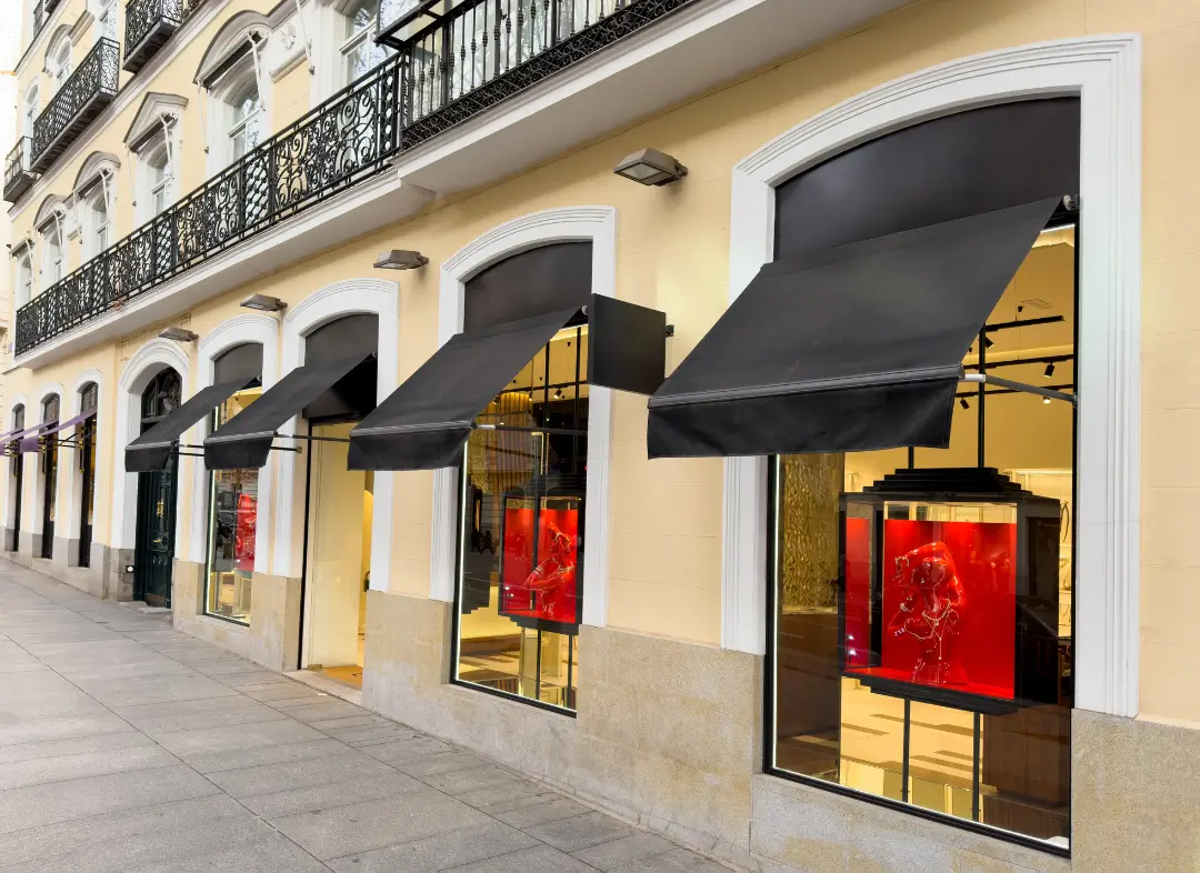 Façade vitrine de magasin en aluminium sur mesure à Saint-Raphaël